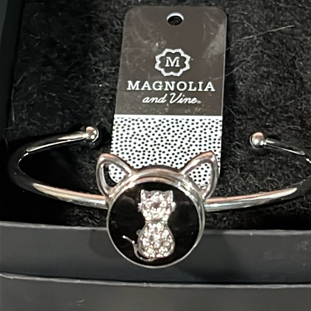Magnolia and Vine Cat Snap Bracelet